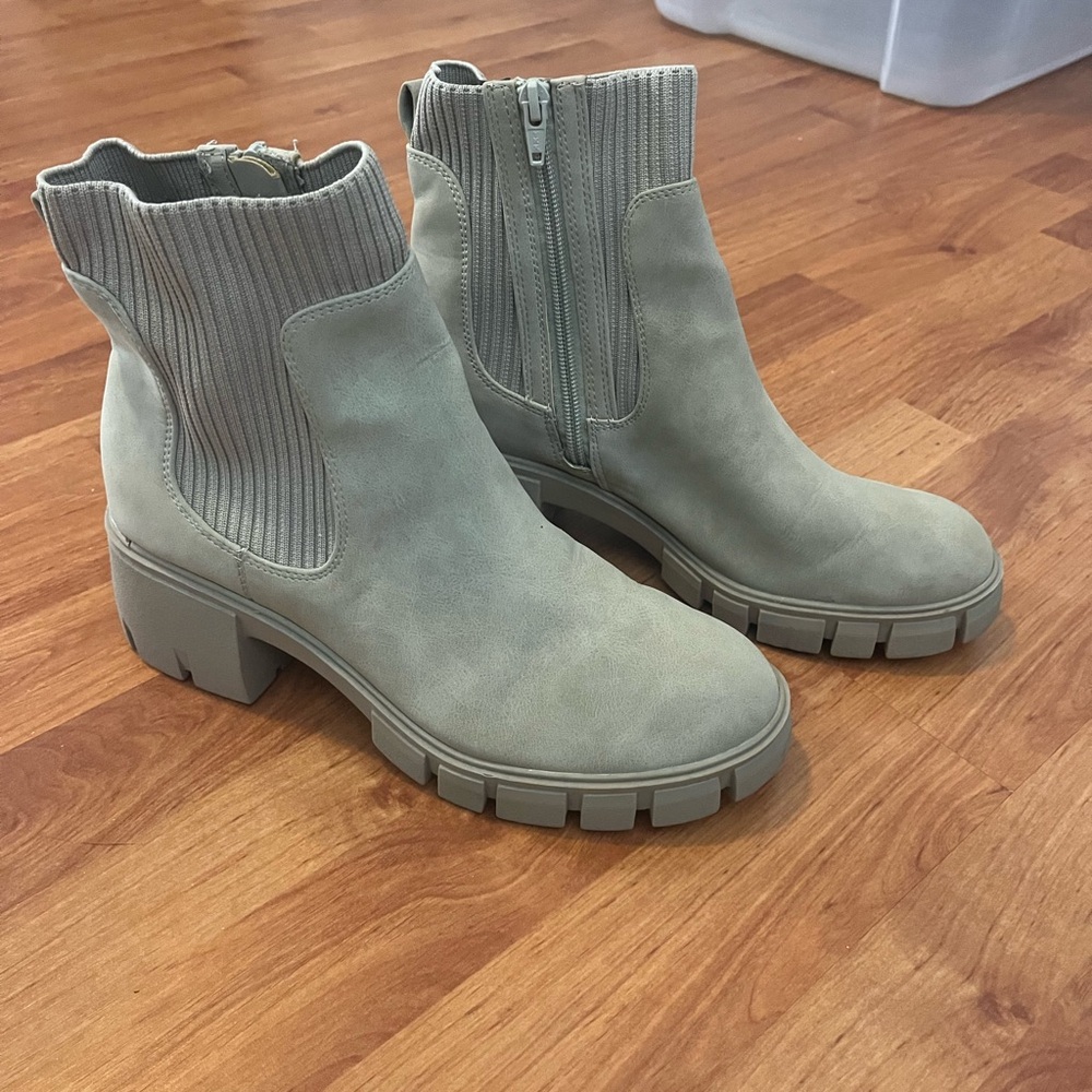 Universal Thread Boots - image 1
